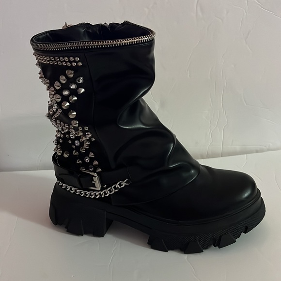 Azalea Wang black boots w/silver chains, faux rhinestones and studs, size 9 / 40 - Picture 8 of 16